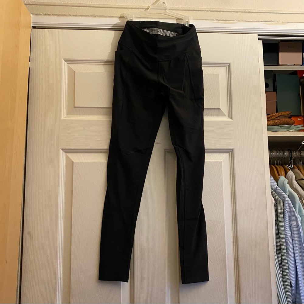 Victoria Sport Total Knockout Tight Leggings in Black